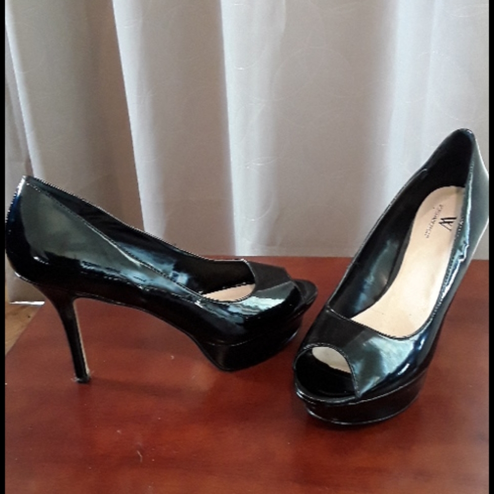 Patent leather peep toe heel